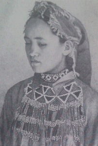 Девушка с бисерными нагрудными украшениями — нарванча и хапаванд