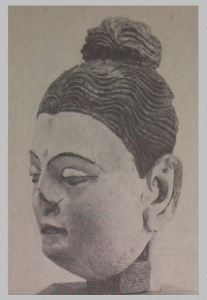 Голова бодхисатвы из буддийского храма в Фаяз-Тепе. I—II вв. Раскопки Л. И. Альбаума.