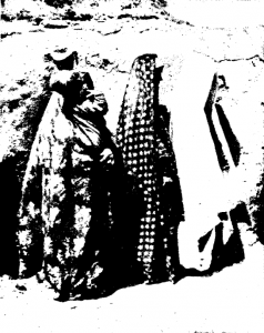 Три белуджские женщины в обычной одежде 