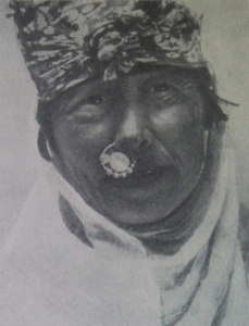 Женщина со старинным украшением — носовой серьгой арабек