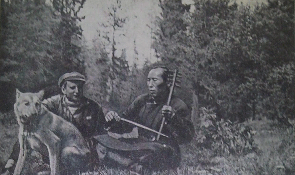 На высокогорном пастбище мне удалось услышать горловое пение. Чабан поет под аккомпанемент бызаанчи. Западная Тува, 1957 г.